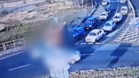 VIDEO O basculantă a rămas fără frâne, iar trei persoane au ajuns la spital. Accidentul a avut loc în județul Constanța